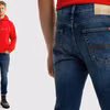 Skinny jeans – jak nosić i stylizować te ponadczasowe spodnie?