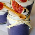 Fioletowy pudding chia z różano-kokosową bitą śmietaną i figami