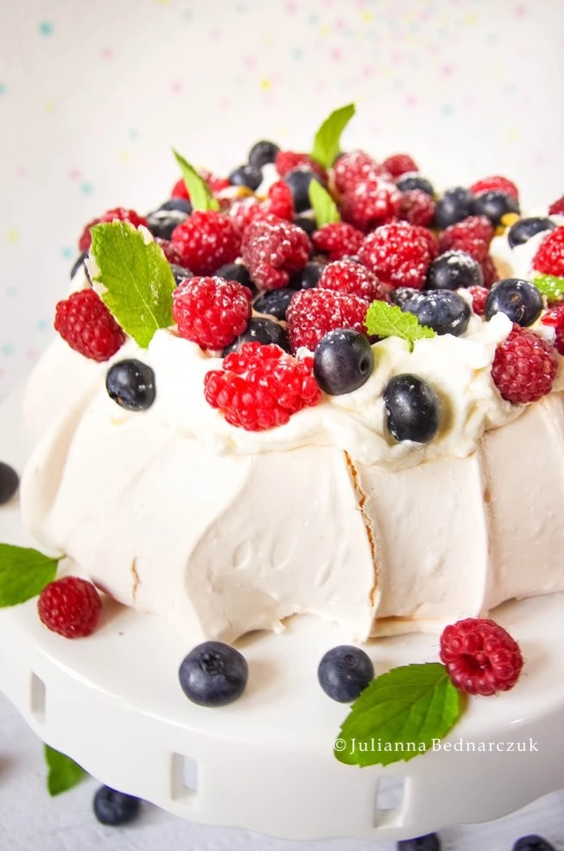 Beza Pavlova z malinami i borówkami