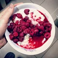 WANILIOWY RYŻ NA MLEKU Z MALINAMI