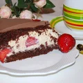 Tort czekoladowy z truskawkami