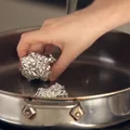 Jak ugotować danie na parze mając do dyspozycji tylko patelnię i folię aluminiową?