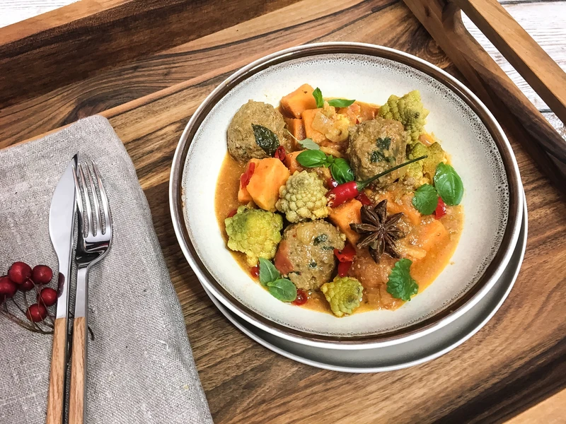 Curry z batatów i kalafiora z kulkami wołowymi