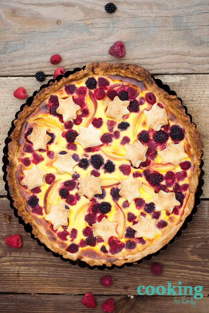 Tarta z letnimi owocami w kremie