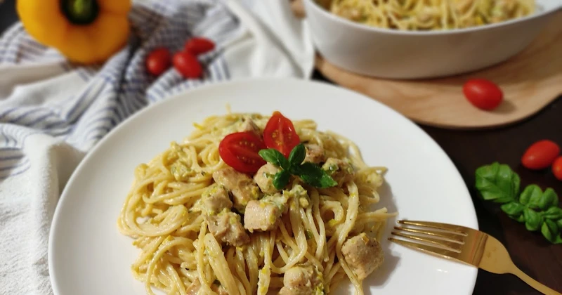 Spaghetti w sosie porowym z kurczakiem.