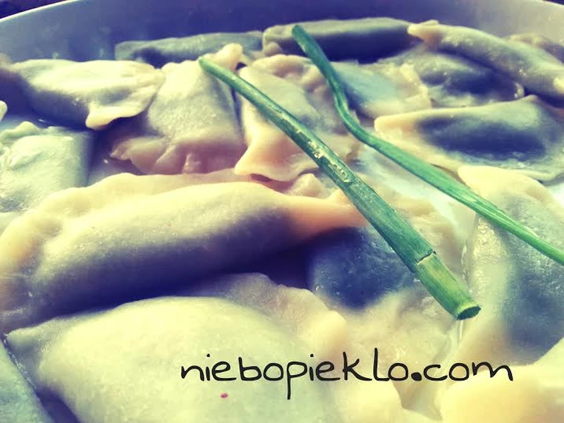 Pierogi ze szponakiem, rukolą, fetą i nasionami chia
