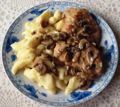 Kotlety schabowe w sosie pieczarkowym