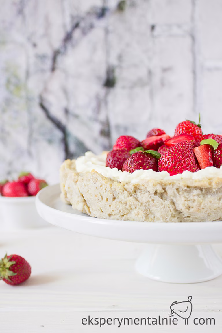 Bezglutenowa tarta jaglana z truskawkami i mascarpone