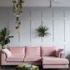 Różowa sofa
