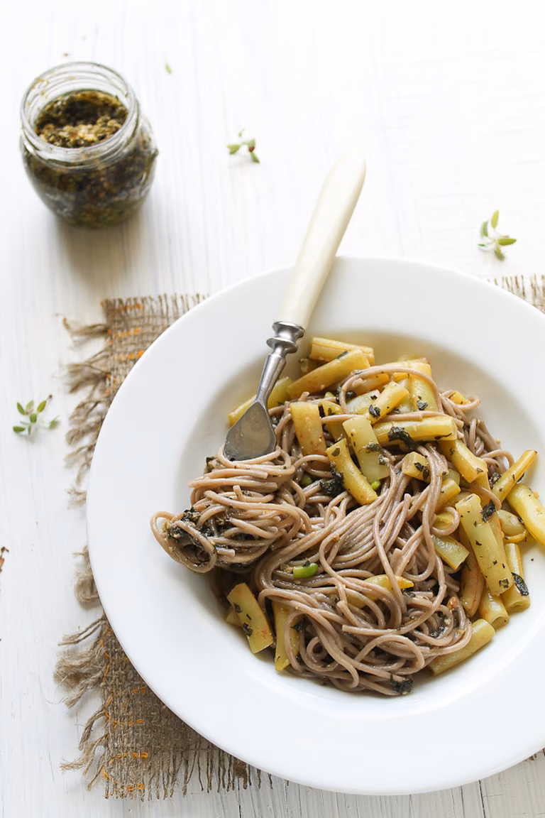 AZJATYCKI MAKARON SOBA Z DOMOWYM PESTO I FASOLKĄ SZPARAGOWĄ