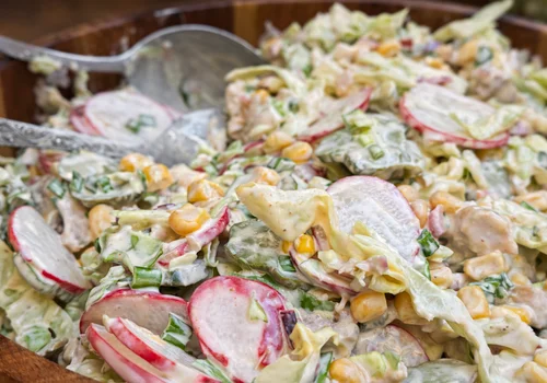 Chrupiąca sałatka z młodą kapustą i kurczakiem