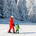 Od jakiego wieku można uczyć dziecko na nartach lub snowboardzie? Kompleksowy poradnik dla rodziców