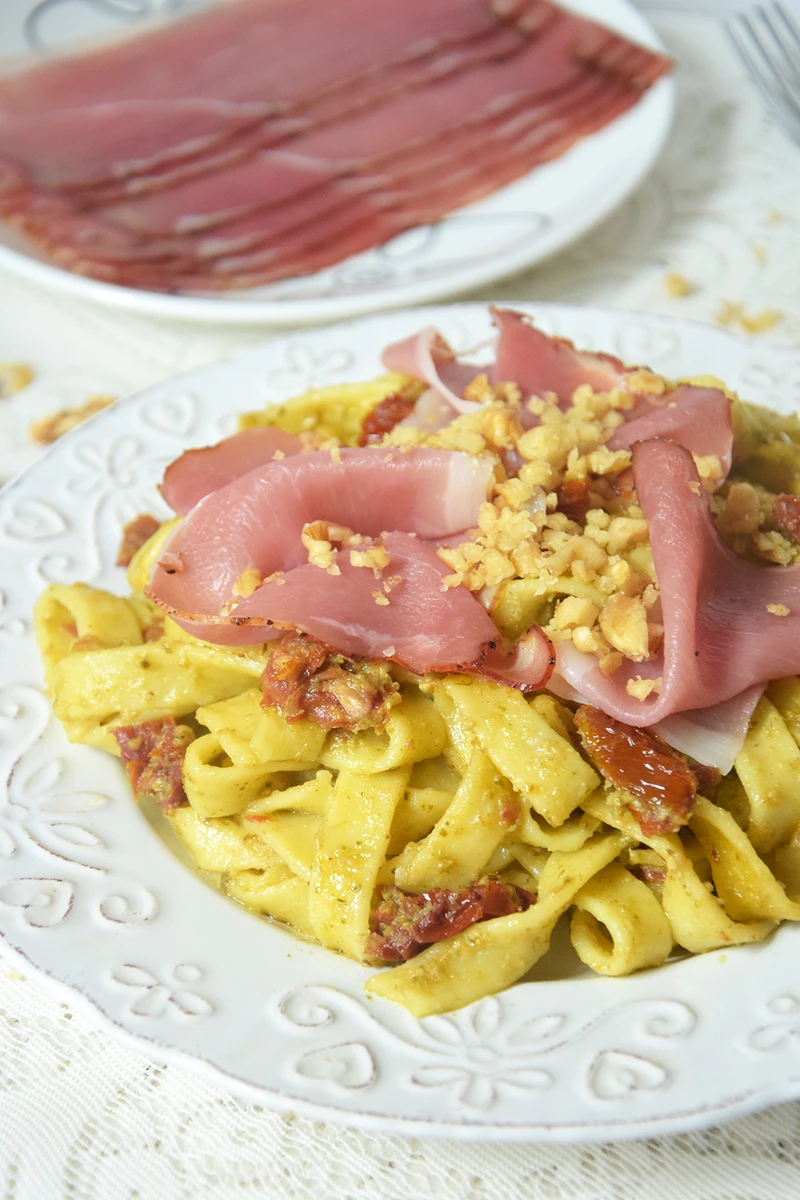 Tagliatelle z pesto bazyliowym oraz szynką szwarcwaldzką!