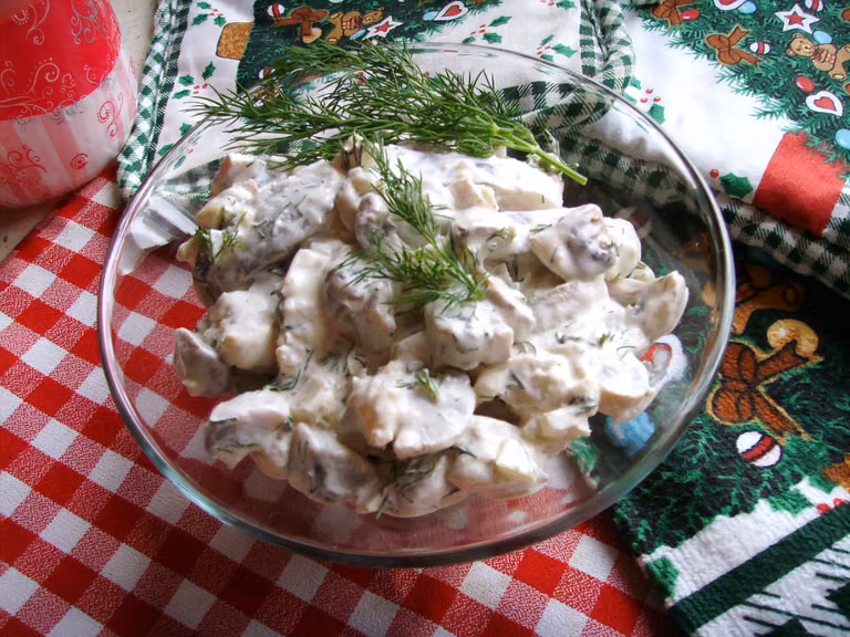 Śledzie w pieczarkach z koperkiem. Pyszna sałatka śledziowa z pieczarkami.