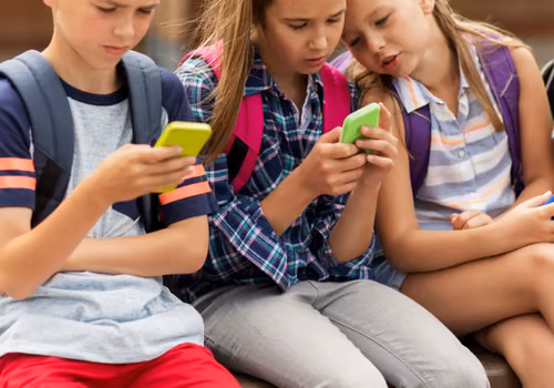 MEN zakaże telefonów w szkołach? Decyzja jeszcze przed 1 września!