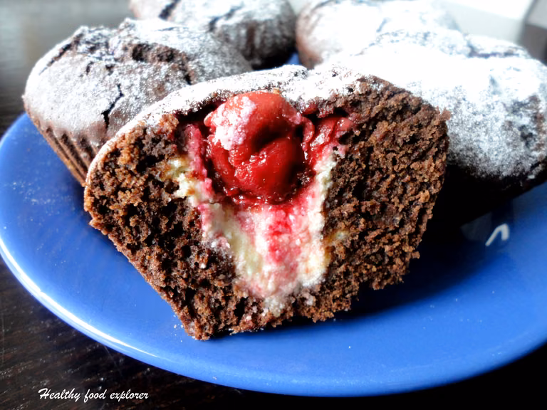 Czekoladowe muffinki z serem i sosem wiśniowym