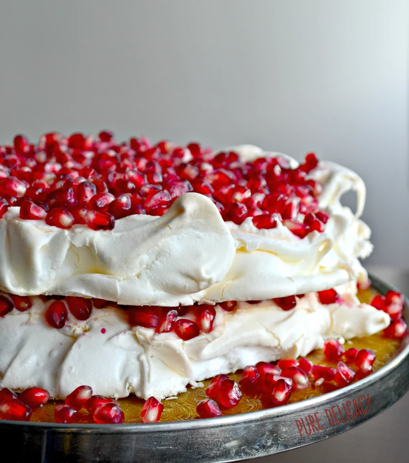 TORT BEZOWY Z RÓŻĄ I GRANATEM