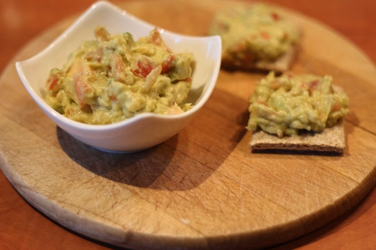 Guacamole z pomidorem i cebulą