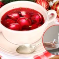 Dlaczego nie powinno się dolewać zimnej wody do barszczu? Traci klarowność i aromat!