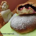 Bułeczki drożdżowe z czarnymi porzeczkami