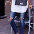 Koszulka oversize wydarte jeansy i chanelka