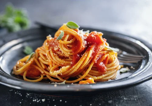Zrób z nami najlepszy sos do spaghetti! Po jakie dodatki do sosu warto sięgnąć?
