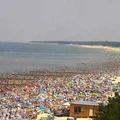 Ogromne tłumy na plaży w Łebie! Zdjęcie hitem sieci