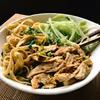 Noodle na wynos z kurczakiem i świeżym ogórkiem