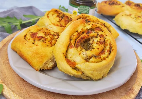 Drożdżowe ślimaczki z pesto - idealna przekąska