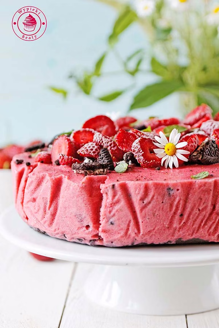 Truskawkowy tort mrożony