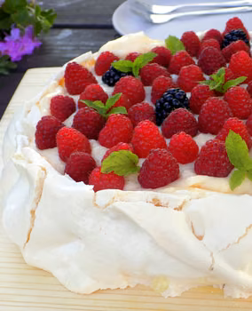 beza z kremem patissiere z malinami