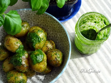 Młode ziemniaczki w koperkowo-pietruszkowym pesto
