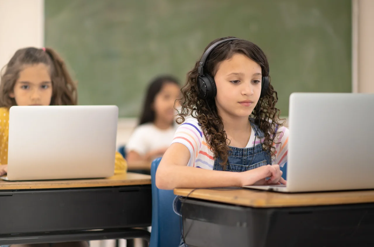 Sztuczna inteligencja w szkołach? Ministerstwo planuje, ale uczniowie czekają