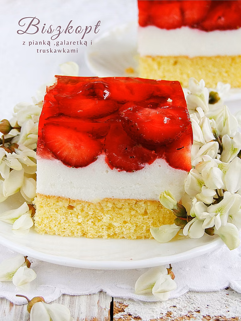 biszkopt z pianką galaretką i truskawkami