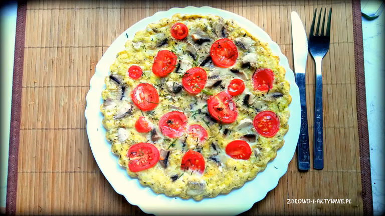 Omlet jaglany z pieczarkami i pomidorkami