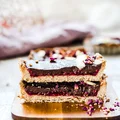 Tarta z czekolada i malinami z różą