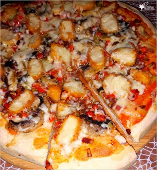 Pizza z nuggetsami na grubym cebulowym cieście