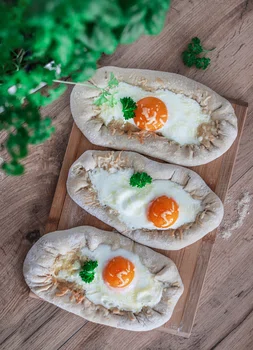 Chaczapuri - bułeczki orkiszowe z jajkiem