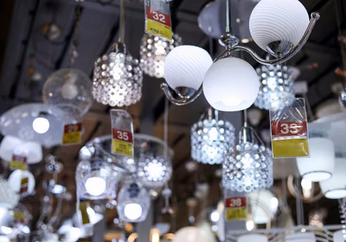 Uwaga na te popularne lampy! UE wydała komunikat i ostrzega klientów - może dojść do porażenia