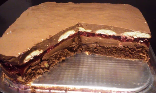 tort czekoladowy z malinami i galaretką czekoladową