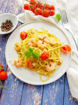 Spaghetti z pesto, krewetkami i pomidorkami