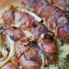 Pieczona biała kiełbasa w boczku