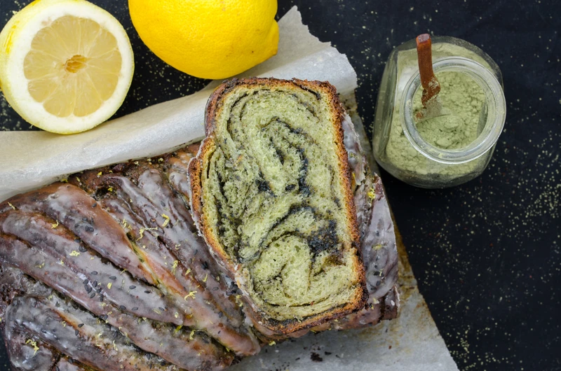 Ciasto drożdżowe - Matcha z pastą z czarnego sezamu i migdałów.