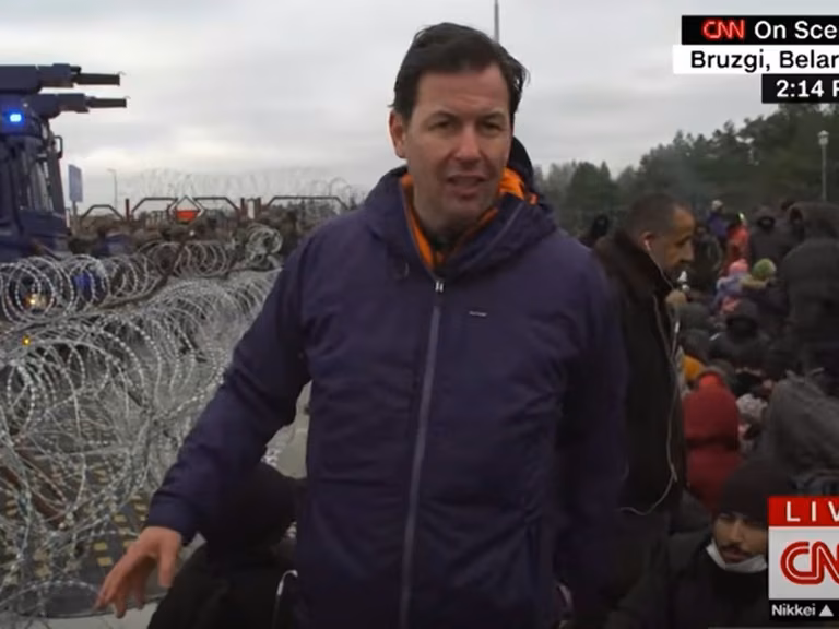 Reporter CNN relacjonował szturm na granicę. Jaki przekaz zobaczył świat?