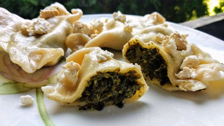 Pierogi ze świeżym szpinakiem i serem feta