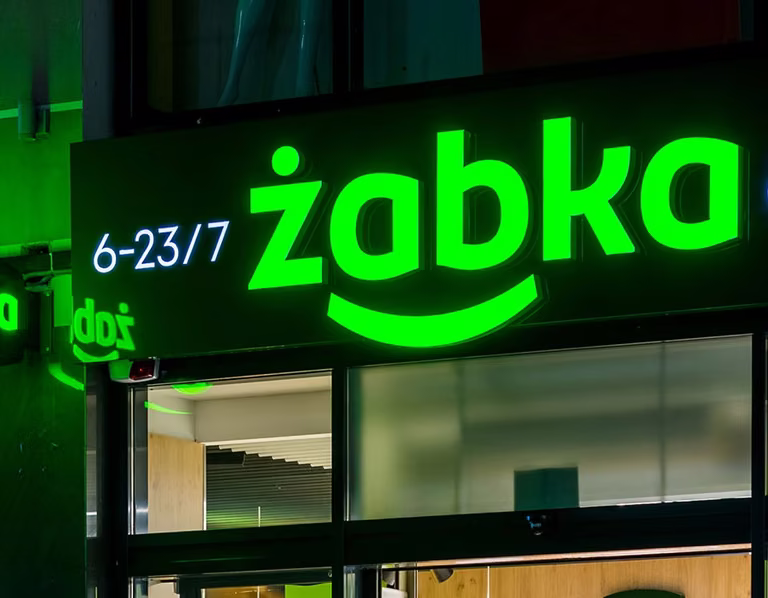 Zakaz wstępu dla klientów z ulicy? Żabka otwiera “ciemne sklepy”