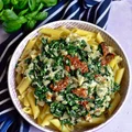 Makaron ze szpinakiem i suszonymi pomidorami w serowo-śmietanowym sosie