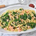 Spaghetti ze szpinakiem i wędzonym łososiem w sosie z białym winem