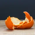 Sezon na cytrusy: Uważaj na skórki z mandarynek!
