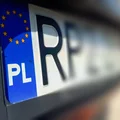 Neapol pełen polskich tablic rejestracyjnych!? Oto, co naprawdę się za tym kryje!